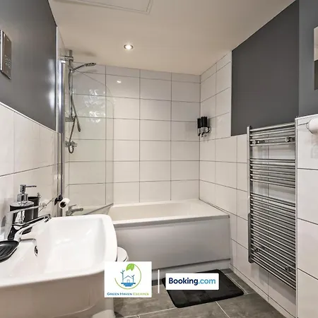 Spacious 1 Bedroom Apartment With 4K Cinema Experience By Green Haven Escapes In Bradford Bradford  Buitenkant foto