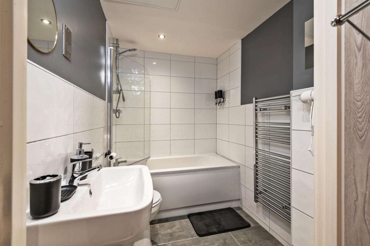 Spacious 1 Bedroom With 4k Cinema Experience By Haven Escapes In Bradford Bradford (West Yorkshire)
