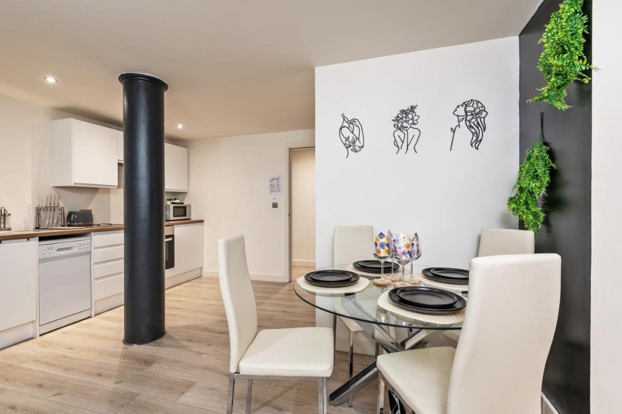 Spacious 1 Bedroom With 4k Cinema Experience By Haven Escapes In Bradford Apartment *