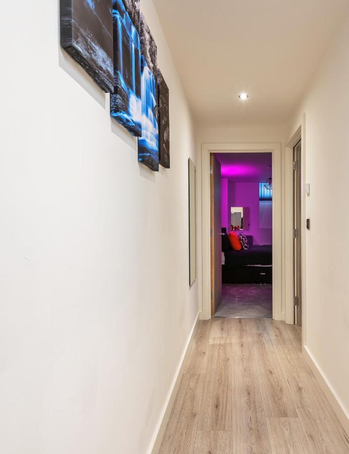 Spacious 1 Bedroom With 4k Cinema Experience By Haven Escapes In Bradford Apartment