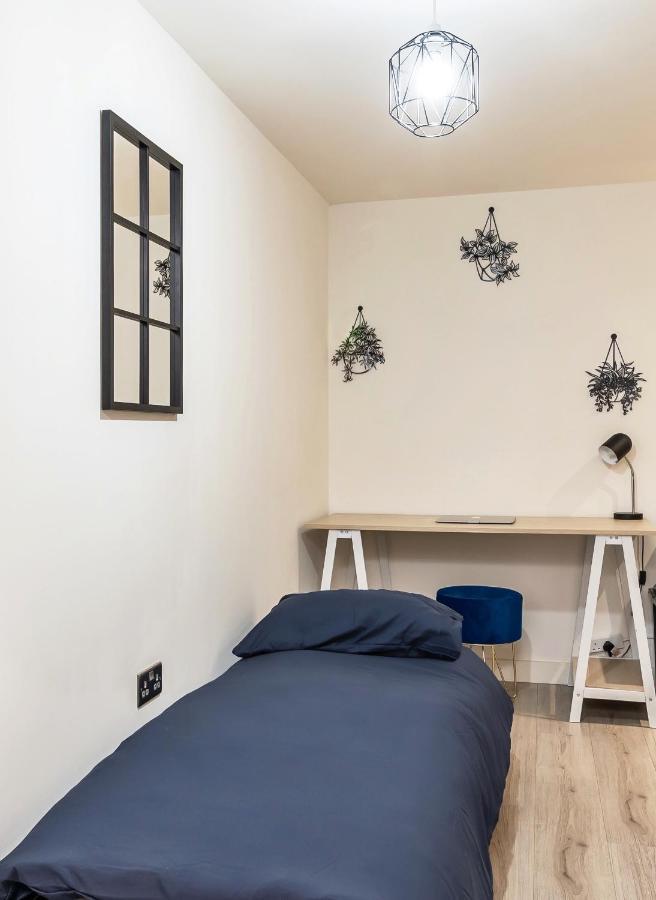 Spacious 1 Bedroom With 4k Cinema Experience By Haven Escapes In Bradford Apartment *