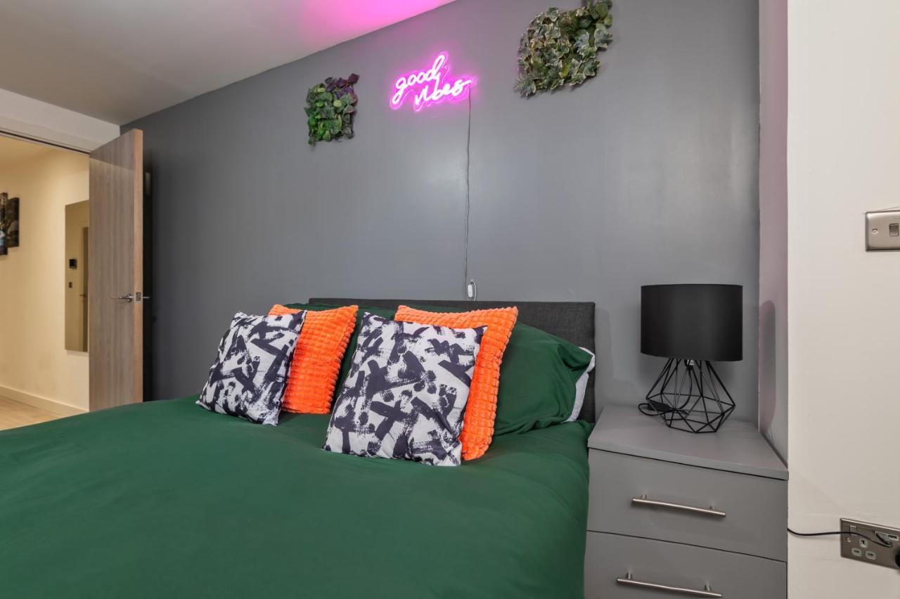 Spacious 1 Bedroom With 4k Cinema Experience By Haven Escapes In Bradford Apartment *