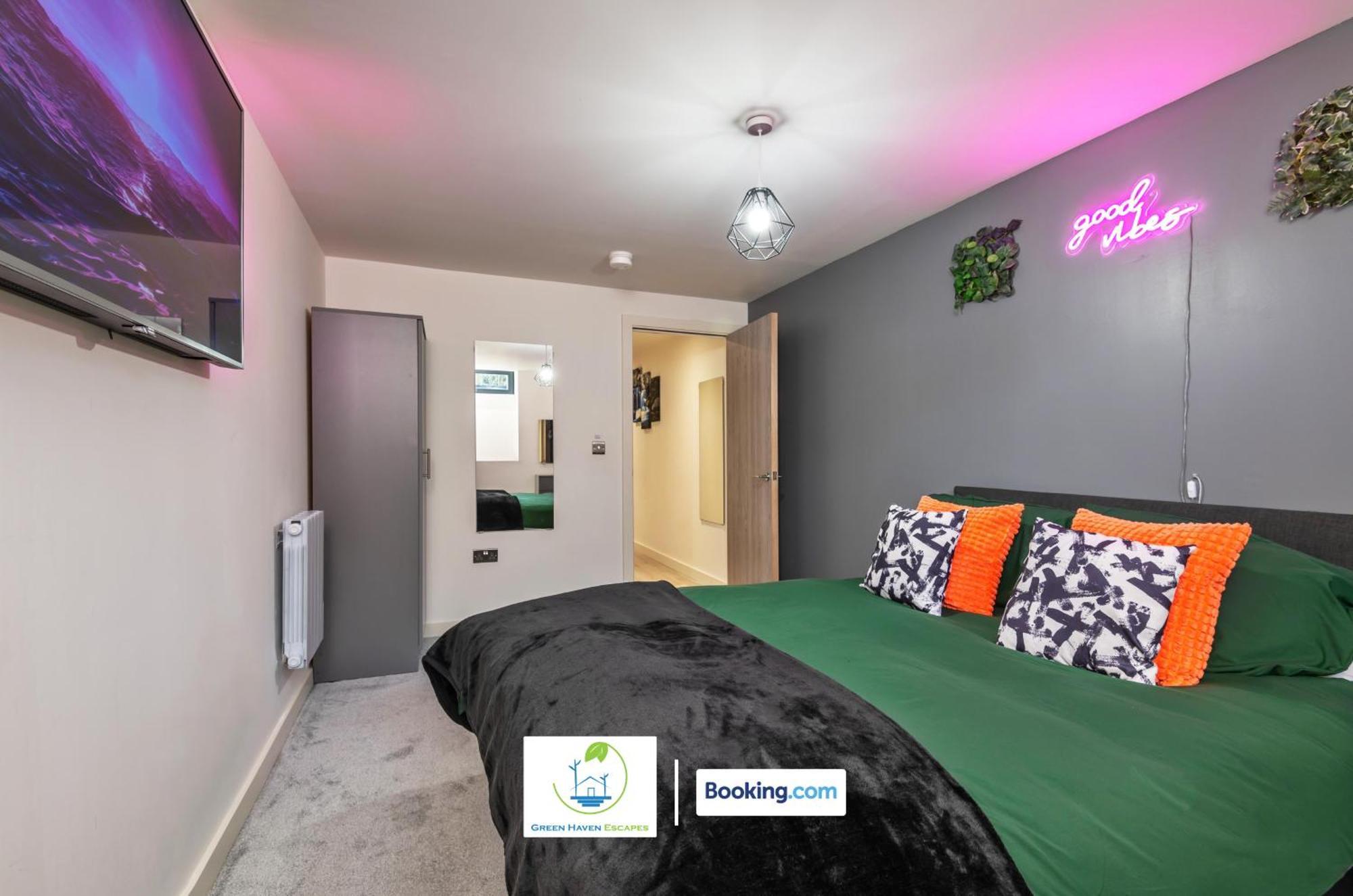 Spacious 1 Bedroom With 4k Cinema Experience By Haven Escapes In Bradford *